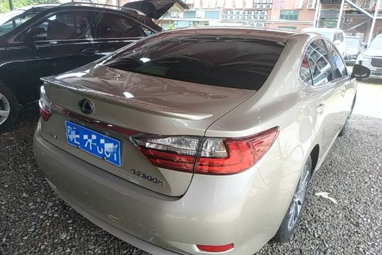 Used Lexus ES 2015 300h Comfort Edition Rear Right 45 Deg