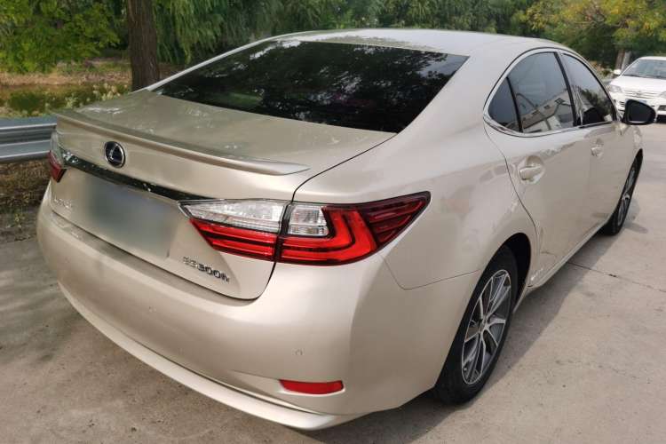 Used Lexus ES 2015 300h Comfort Edition Rear Right 45 Deg