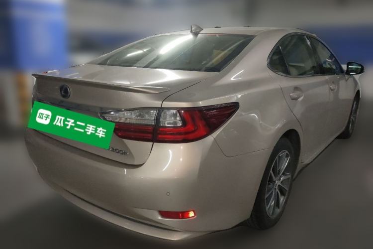 Used Lexus ES 2015 300h Luxury Edition Rear Right 45 Deg