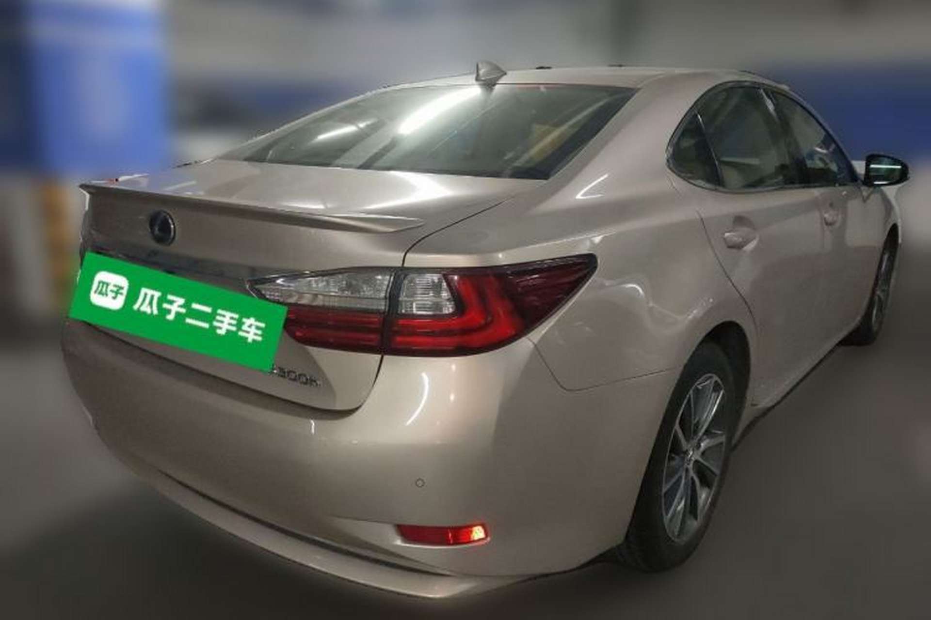 Used Lexus ES 2015 300h Luxury Edition Rear Right 45 Deg