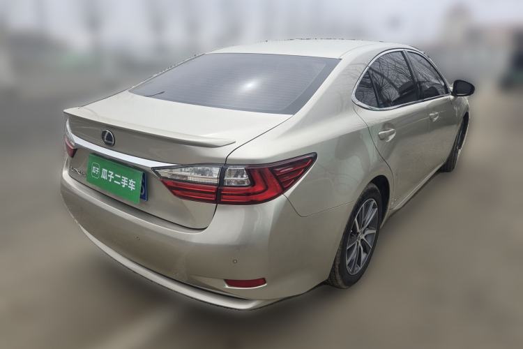 Used Lexus ES 2015 300h Comfort Edition Rear Right 45 Deg