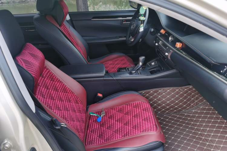 Used Lexus ES 2015 300h Comfort Edition Right Front Seat
