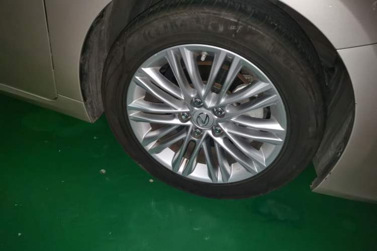 Used Lexus ES 2015 200 Elite Edition Right Front Wheel Hub