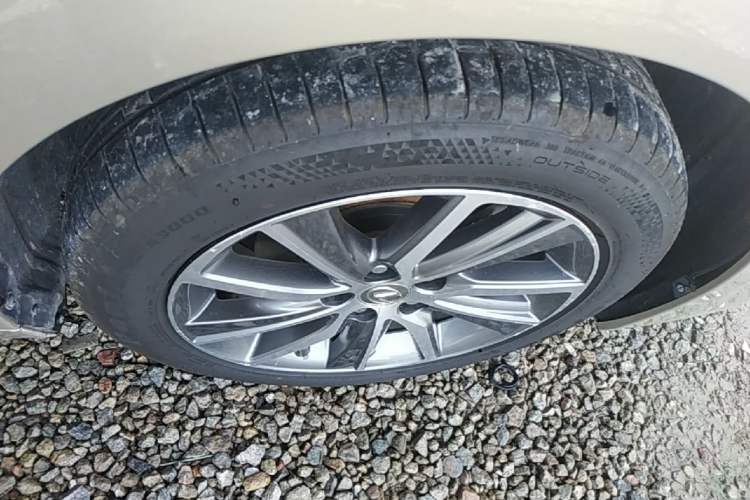 Used Lexus ES 2015 300h Comfort Edition Right Front Wheel Hub