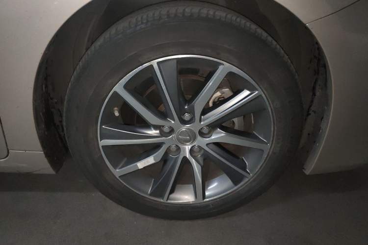 Used Lexus ES 2015 300h Luxury Edition Right Front Wheel Hub