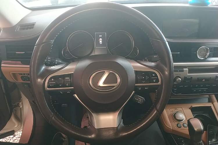 Used Lexus ES 2015 300h Comfort Edition Steering Wheel