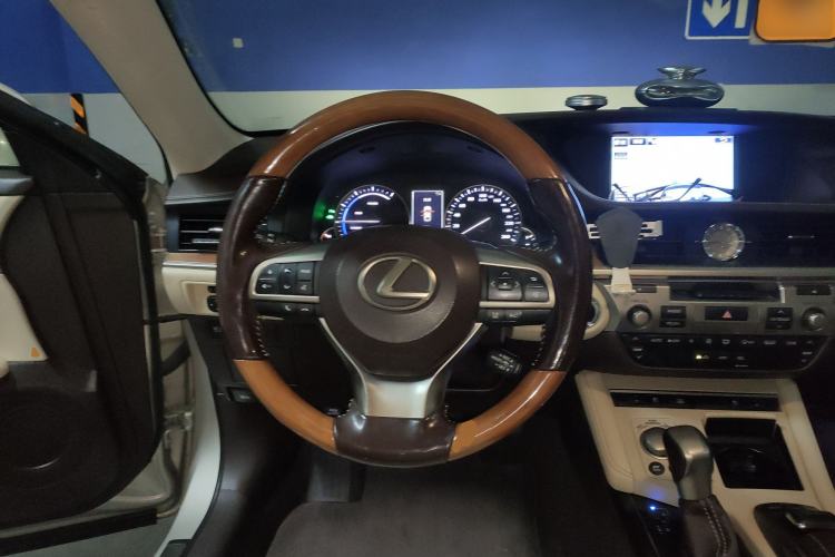 Used Lexus ES 2015 300h Luxury Edition Steering Wheel