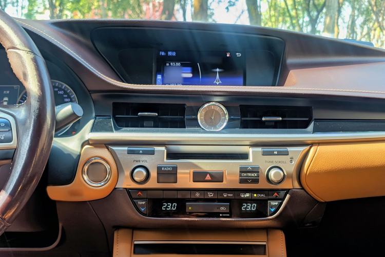 Used Lexus ES 2016 200 Midnight Special Limited Edition Interior 10