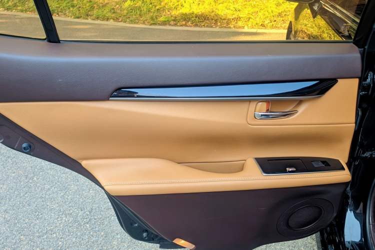Used Lexus ES 2016 200 Midnight Special Limited Edition Interior 8