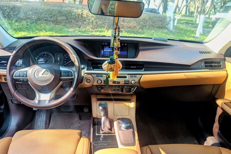 Used Lexus ES 2016 200 Midnight Special Limited Edition Interior 9
