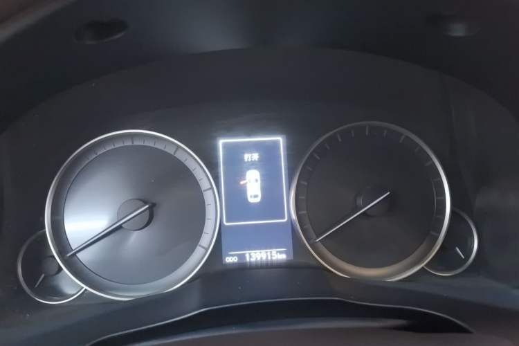 Used Lexus ES 2016 200 Midnight Special Limited Edition Odometer Close Up