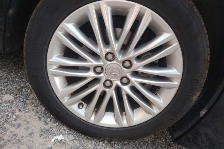 Used Lexus ES 2016 250 Midnight Special Limited Edition Right Front Wheel Hub