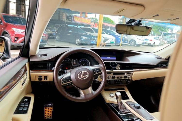 Used Lexus ES 2016 250 Midnight Special Limited Edition Center Console