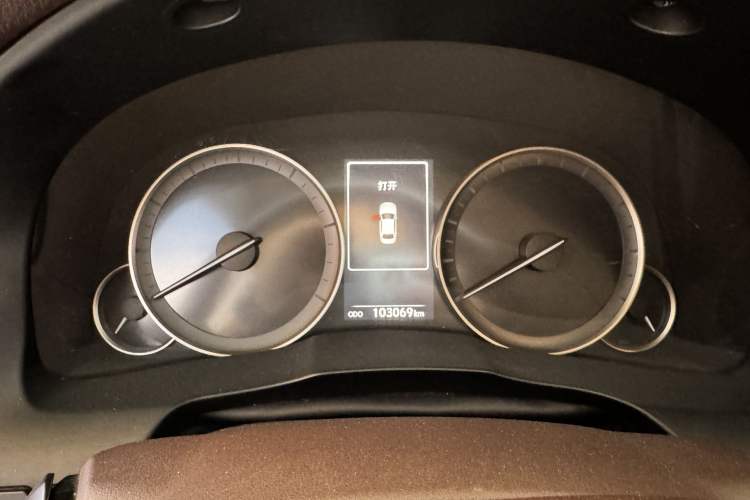 Used Lexus ES 2016 200 Midnight Special Limited Edition Odometer Close Up