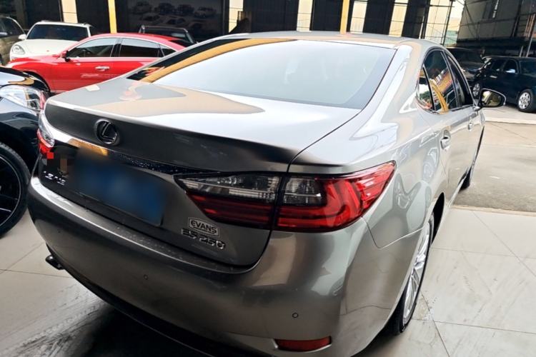 Used Lexus ES 2016 250 Midnight Special Limited Edition Rear Right 45 Deg