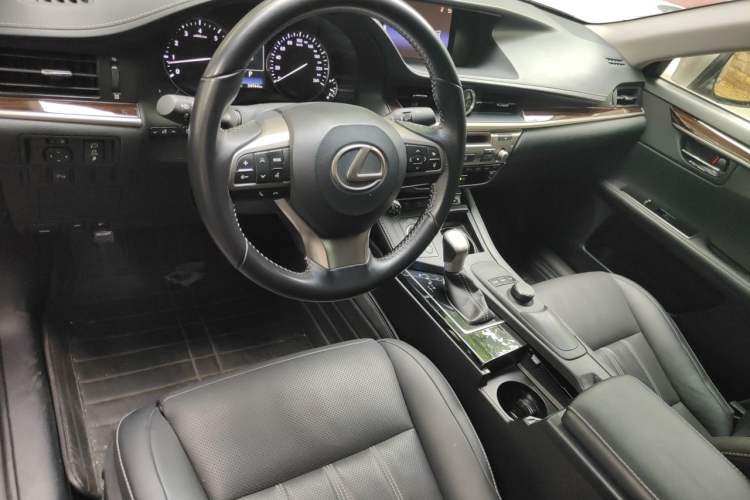 Used Lexus ES 2016 250 Midnight Special Limited Edition Center Console
