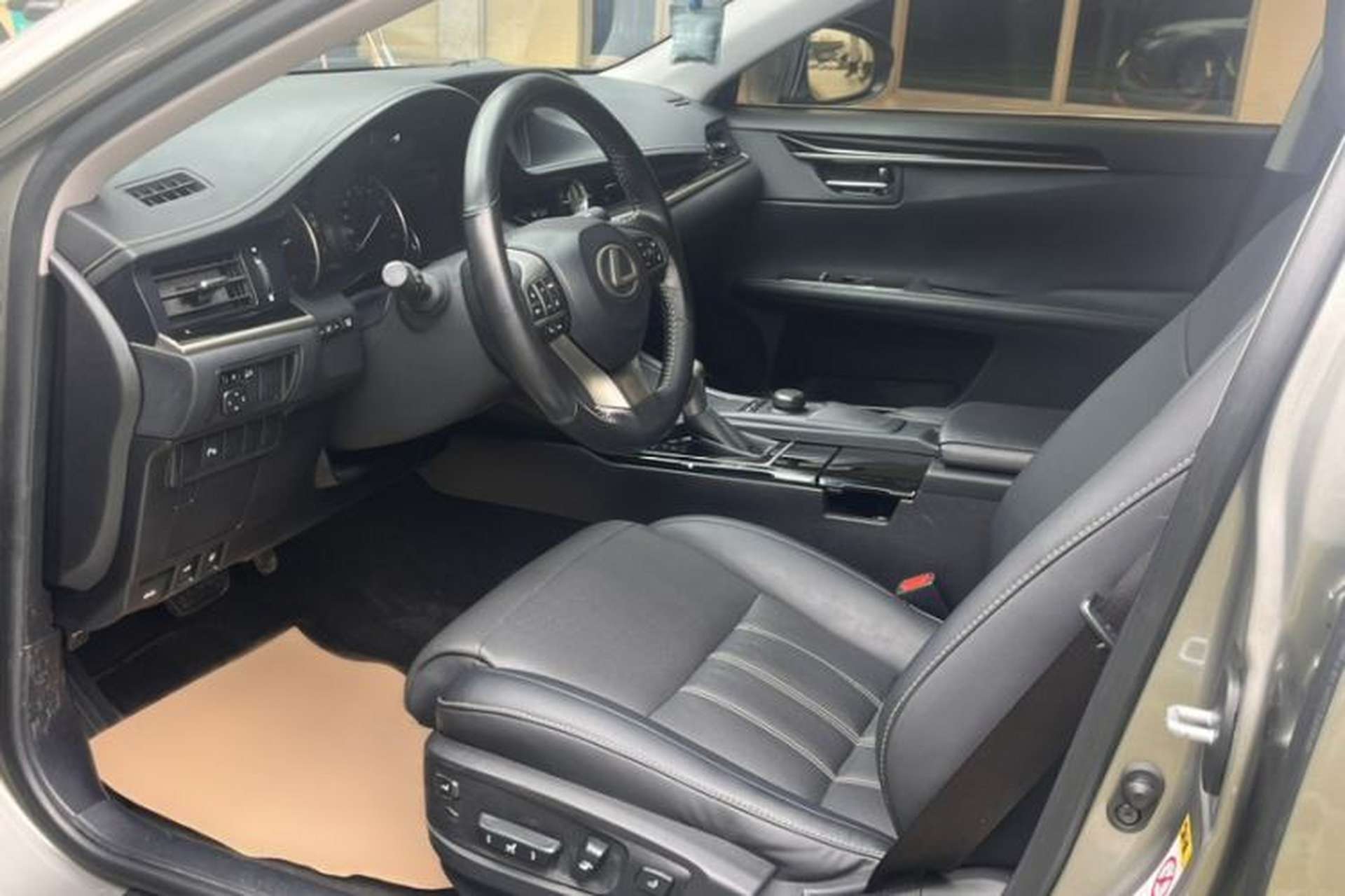 Used Lexus ES 2016 200 Midnight Special Limited Edition Interior 3