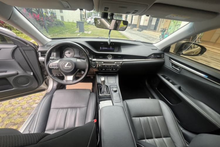 Used Lexus ES 2016 200 Midnight Special Limited Edition Interior 4