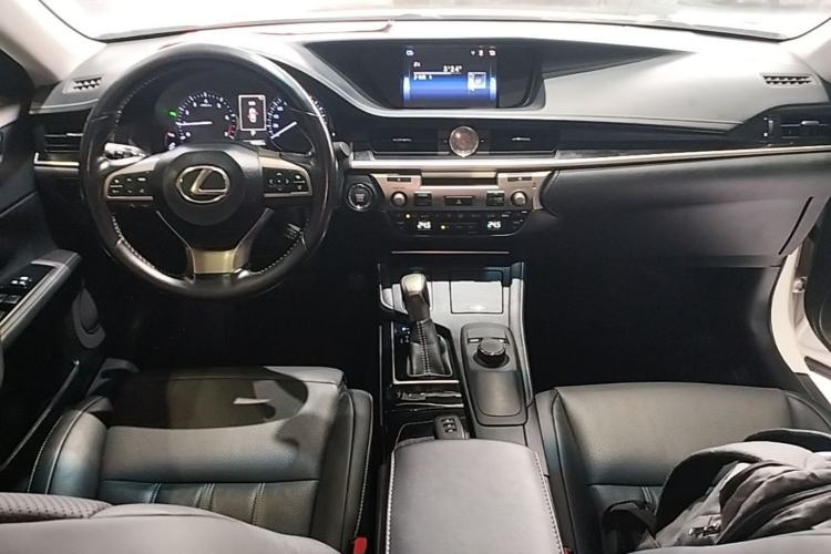 Used Lexus ES 2016 200 Midnight Special Limited Edition Center Console