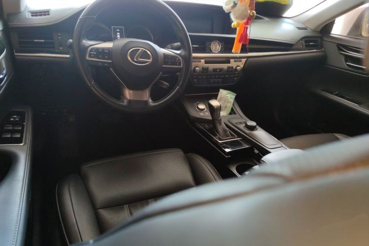 Used Lexus ES 2016 200 Midnight Special Limited Edition Center Console