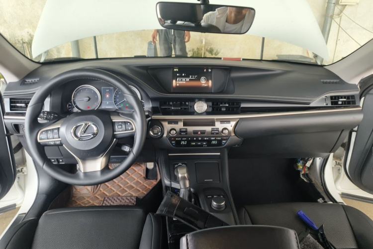 Used Lexus ES 2016 200 Midnight Special Limited Edition Center Console