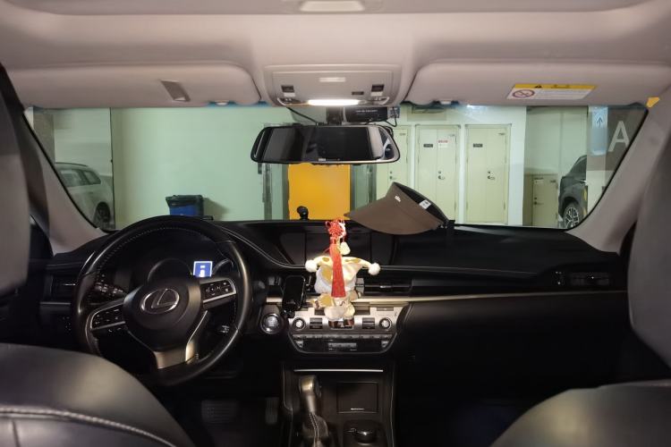Used Lexus ES 2016 200 Midnight Special Limited Edition Center Console