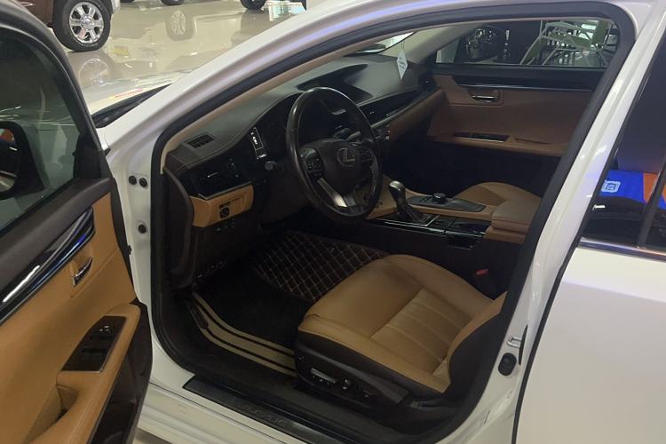 Used Lexus ES 2016 200 Midnight Special Limited Edition Interior 2
