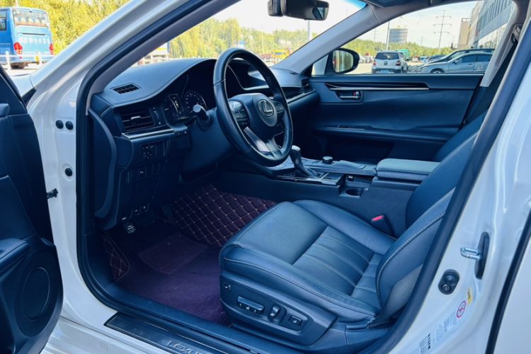 Used Lexus ES 2016 200 Midnight Special Limited Edition Interior 2