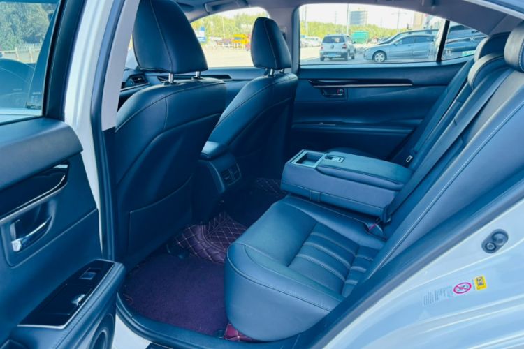 Used Lexus ES 2016 200 Midnight Special Limited Edition Interior 3
