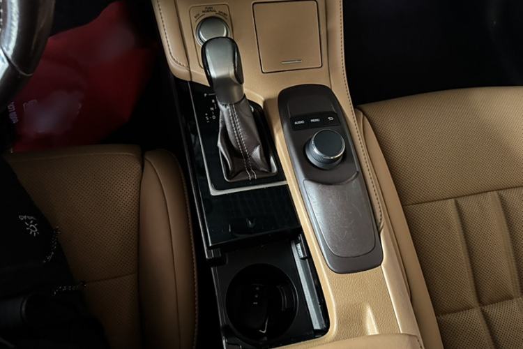 Used Lexus ES 2016 200 Midnight Special Limited Edition Interior 3
