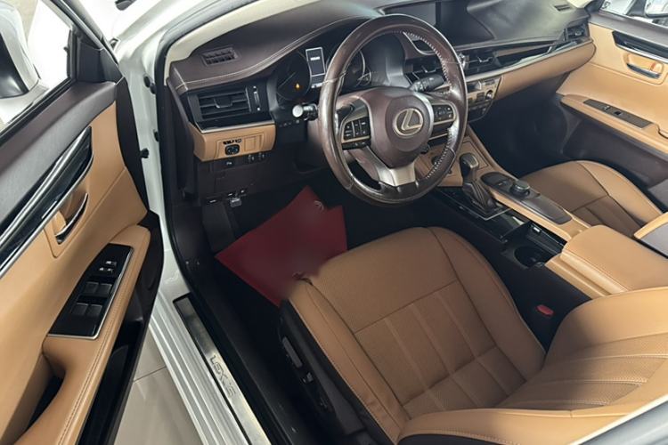 Used Lexus ES 2016 200 Midnight Special Limited Edition Interior 4