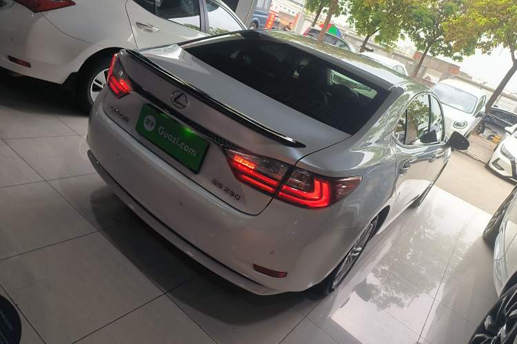 Used Lexus ES 2016 250 Midnight Special Limited Edition Rear Right 45 Deg