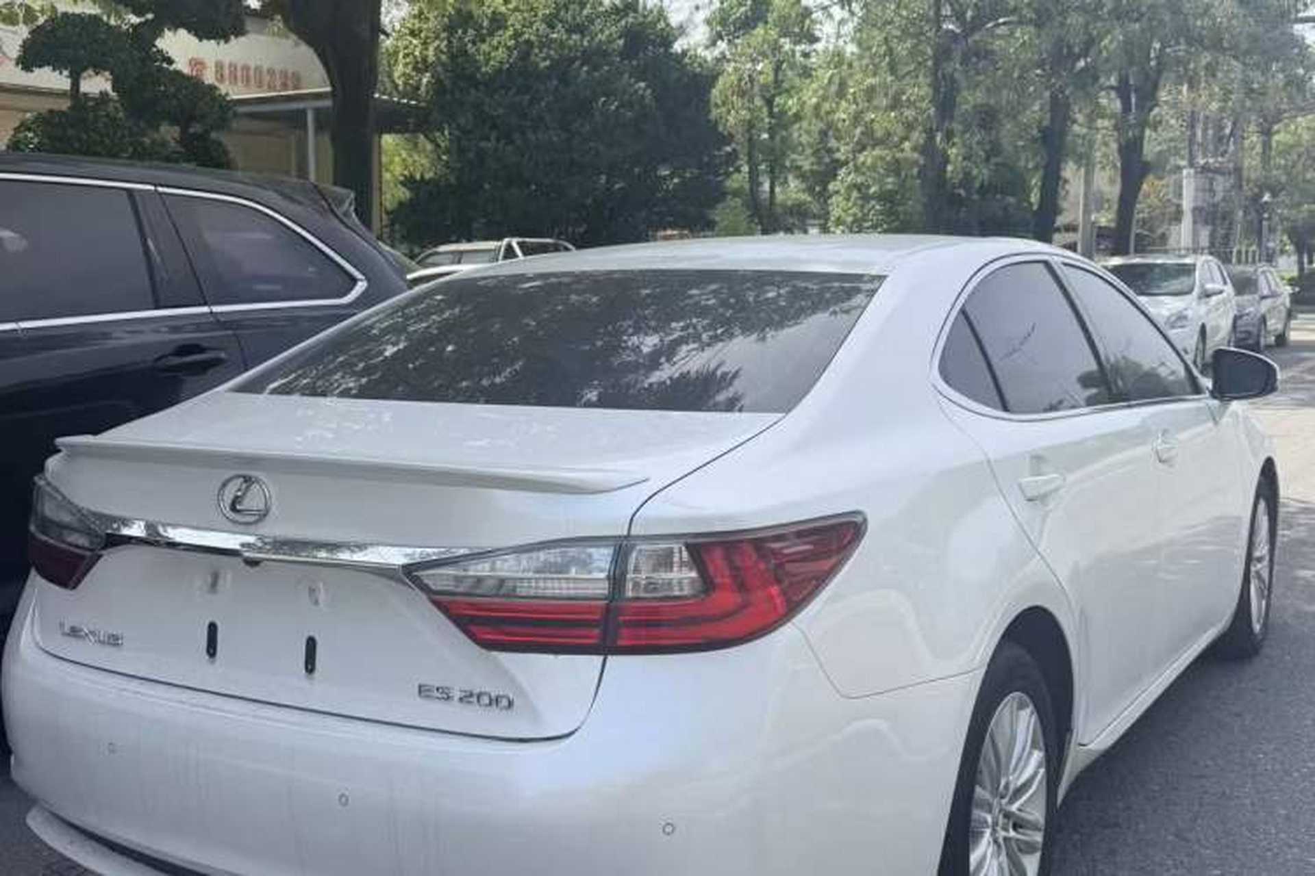 Used Lexus ES 2016 200 Midnight Special Limited Edition Rear Right 45 Deg