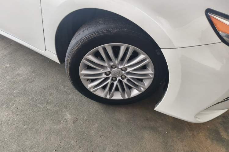 Used Lexus ES 2016 200 Midnight Special Limited Edition Right Front Wheel Hub