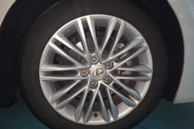 Used Lexus ES 2016 200 Midnight Special Limited Edition Right Front Wheel Hub