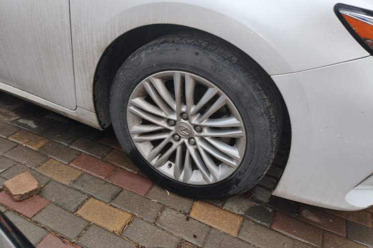 Used Lexus ES 2016 200 Midnight Special Limited Edition Right Front Wheel Hub