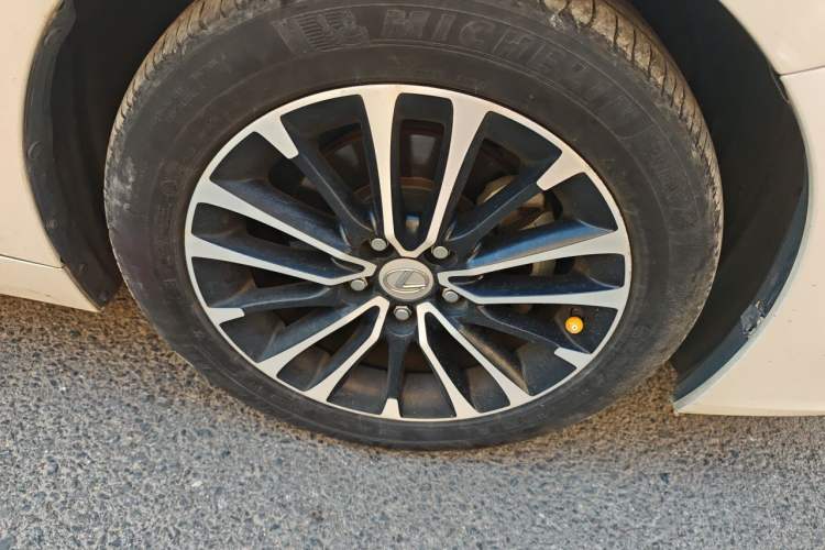 Used Lexus ES 2016 200 Midnight Special Limited Edition Right Front Wheel Hub