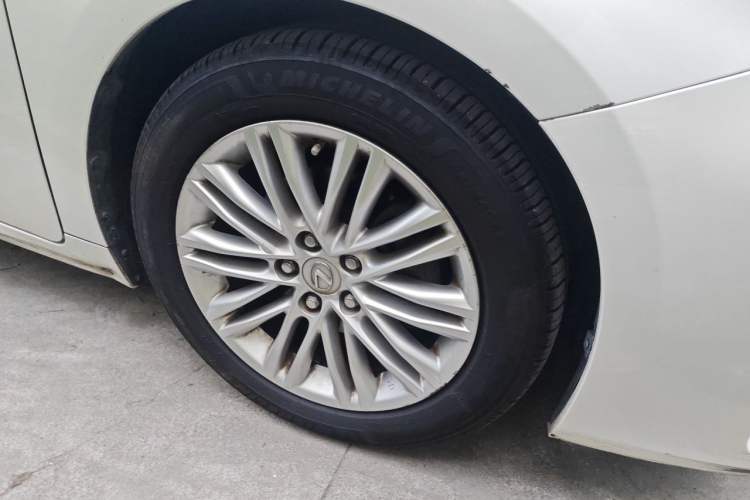 Used Lexus ES 2016 200 Midnight Special Limited Edition Right Front Wheel Hub