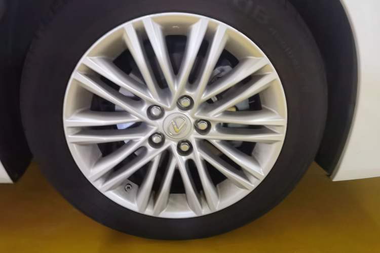 Used Lexus ES 2016 200 Midnight Special Limited Edition Right Front Wheel Hub