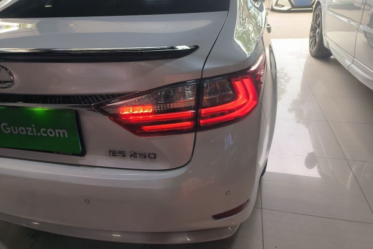 Used Lexus ES 2016 250 Midnight Special Limited Edition Right Rear Taillight
