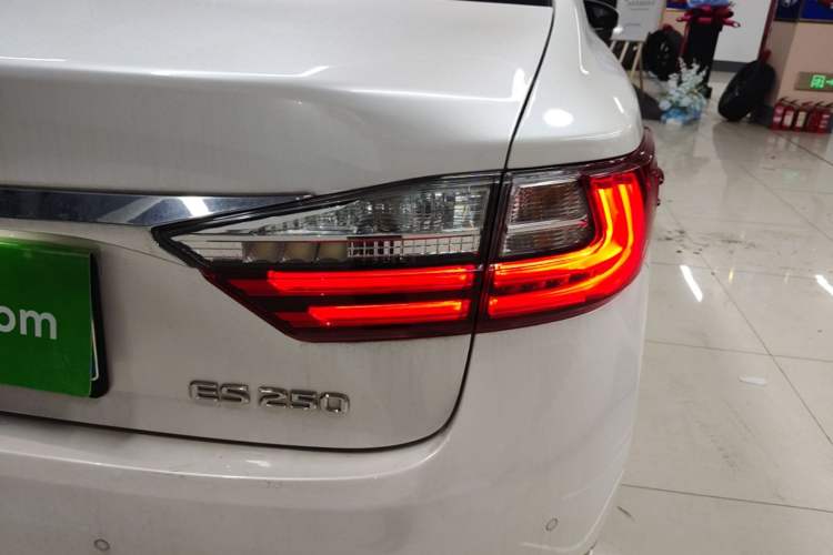 Used Lexus ES 2016 250 Midnight Special Limited Edition Right Rear Taillight