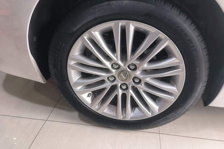 Used Lexus ES 2016 250 Midnight Special Limited Edition Right Rear Wheel Hub