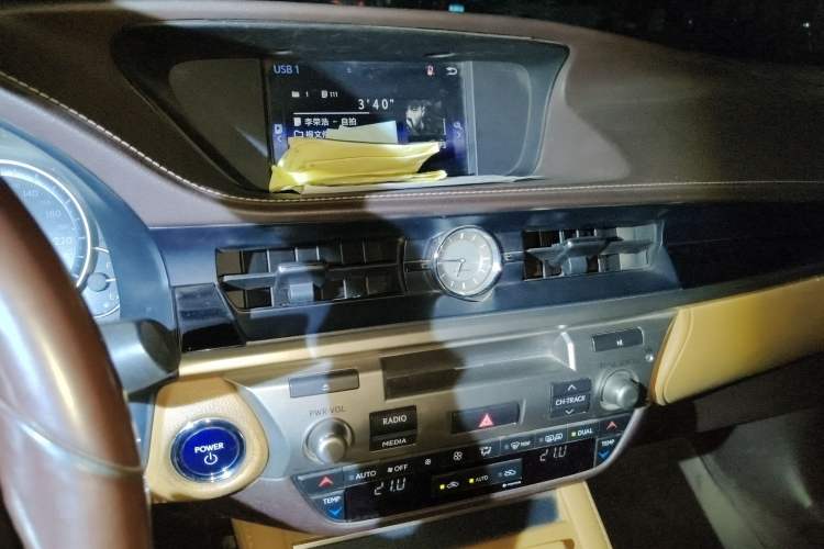 Used Lexus ES 2017 300h Mark Levinson Comfort Edition Audio And AC Panel