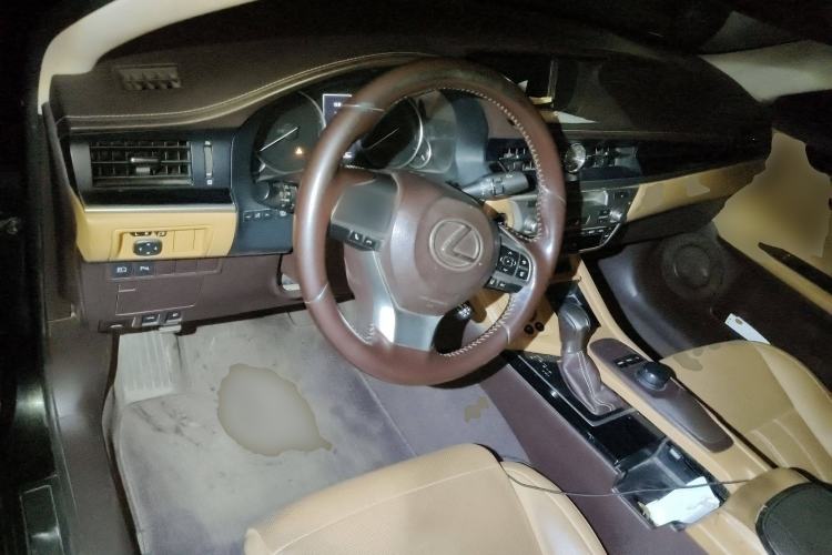 Used Lexus ES 2017 300h Mark Levinson Comfort Edition Center Console