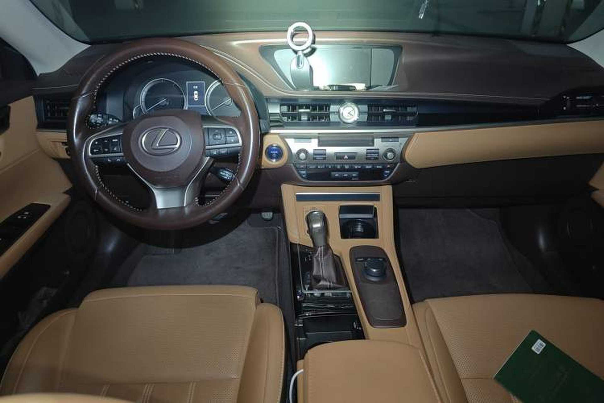 Used Lexus ES 2017 300h Mark Levinson Comfort Edition Center Console