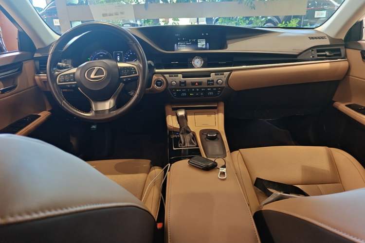 Used Lexus ES 2017 300h Mark Levinson Comfort Edition Center Console