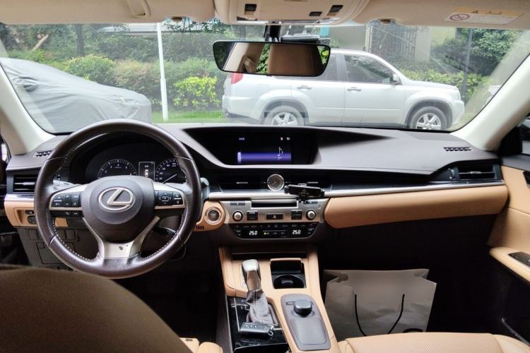 Used Lexus ES 2017 200 30th Anniversary Edition Center Console