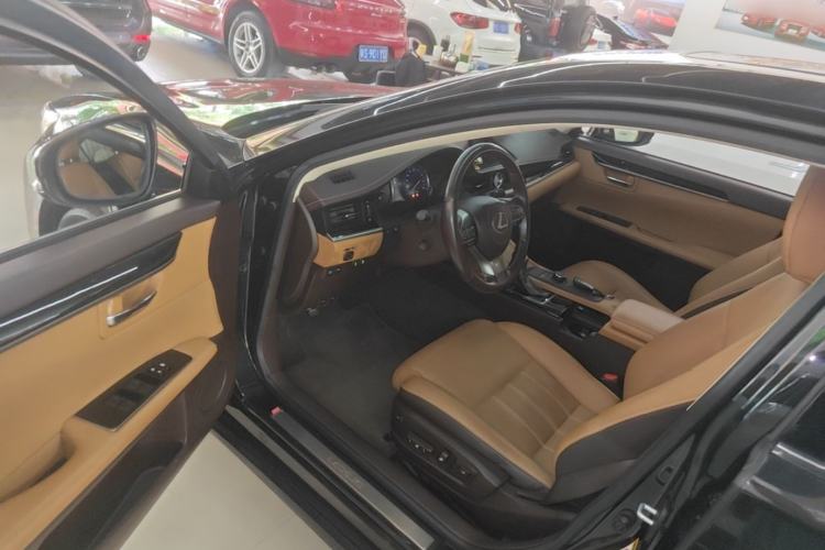 Used Lexus ES 2017 300h Mark Levinson Comfort Edition Driver Seat