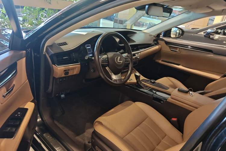 Used Lexus ES 2017 300h Mark Levinson Comfort Edition Driver Seat