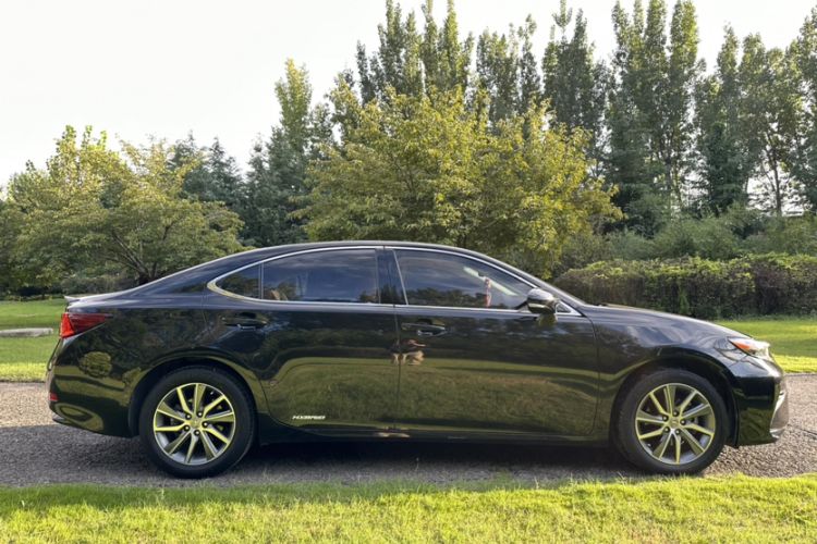 Used Lexus ES 2017 300h Mark Levinson Comfort Edition Exterior 3